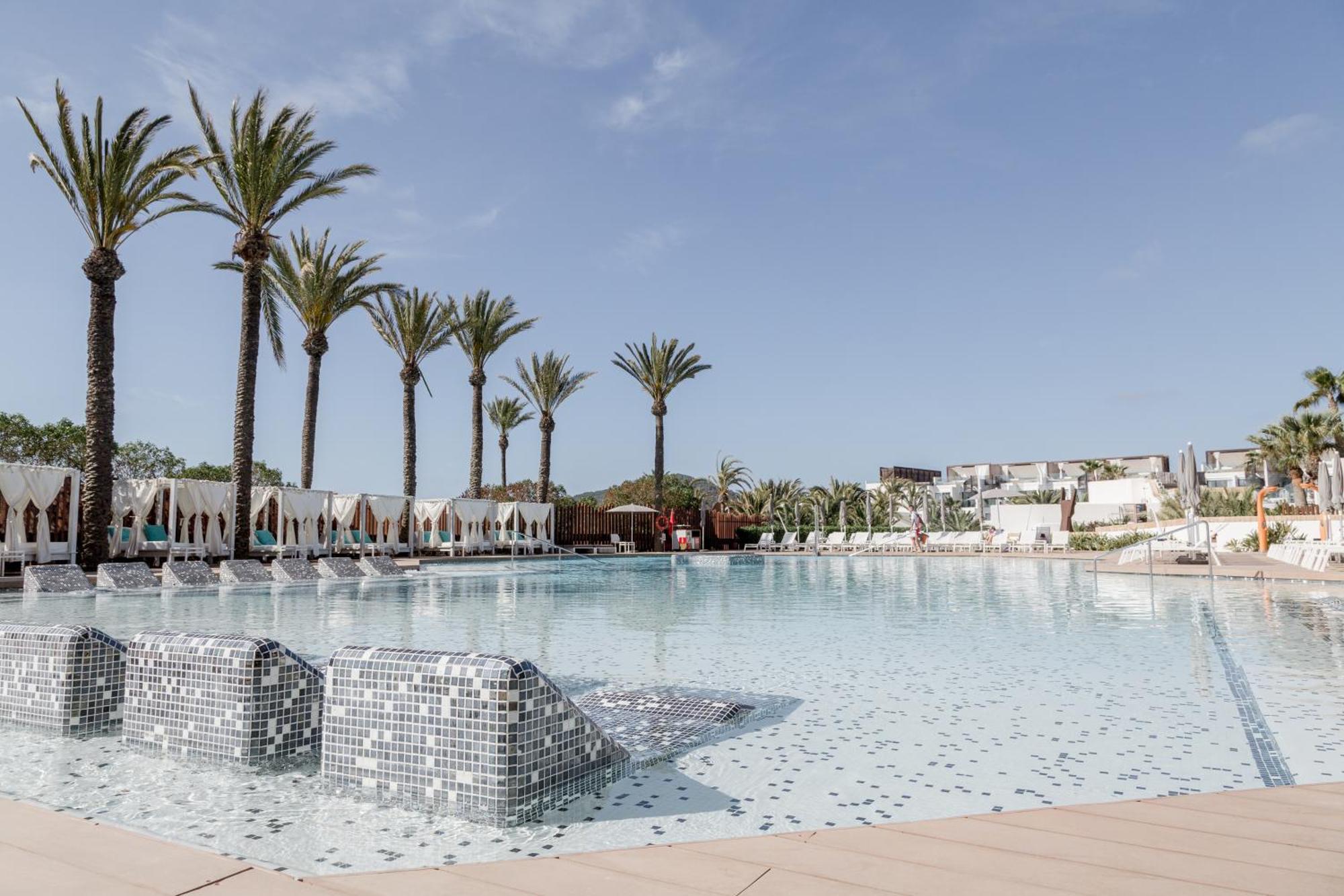 Hard Rock Hotel Ibiza Playa d'en Bossa Kültér fotó A swimming pool in a hotel